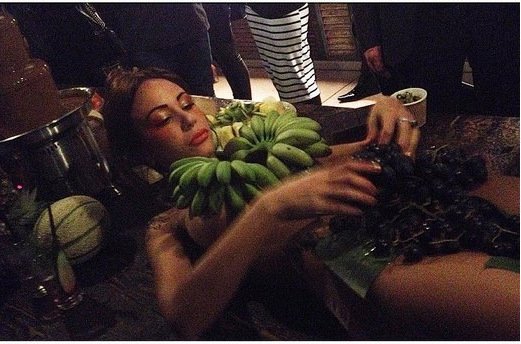 Γυμνές γυναίκες αντί για πιατέλες - Εστιατόριο προκάλεσε σάλο με την ιδέα του [εικόνες & βίντεο] | iefimerida.gr 3