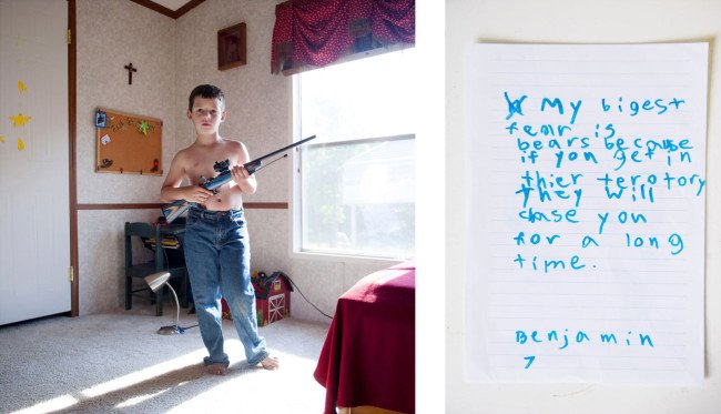 Μια ενοχλητική έκθεση -Παιδιά ποζάρουν περήφανα κρατώντας πολύχρωμα τουφέκια και περιγράφουν τους φόβους τους [εικόνες] | iefimerida.gr 2