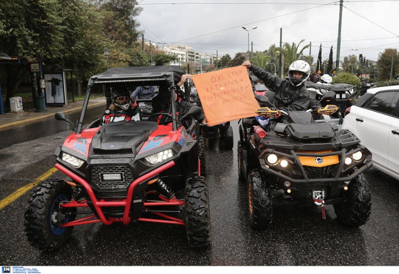 Στους δρόμους της Αθήνας οι «γουρούνες» -Διαμαρτυρία για τον νέο ΚΟΚ με μοτοπορεία υπό βροχή [εικόνες] | iefimerida.gr 4