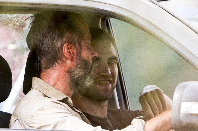 Ποιος έσπασε στο ξύλο τον Ρόμπερτ Πάτινσον; [εικόνα]  | iefimerida.gr 0