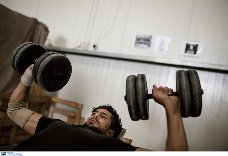 Πρόσφυγες έφτιαξαν γυμναστήριο σε κέντρο φιλοξενίας στη Σίνδο [εικόνες] | iefimerida.gr 2