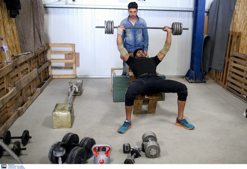 Πρόσφυγες έφτιαξαν γυμναστήριο σε κέντρο φιλοξενίας στη Σίνδο [εικόνες] | iefimerida.gr 0