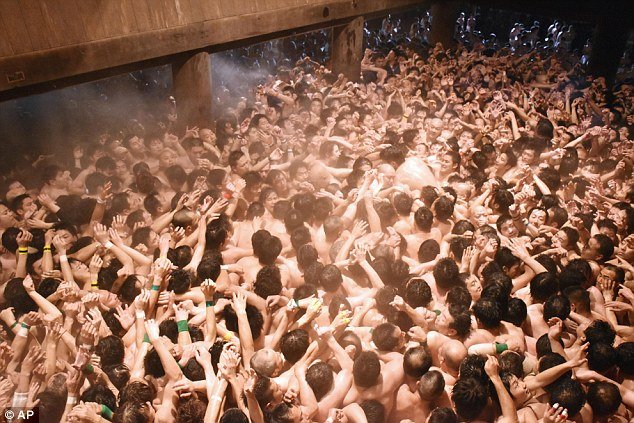 Χιλιάδες γυμνοί Γιαπωνέζοι έπαιξαν ξύλο σε ναό -Ενα παράξενο έθιμο [εικόνες] | iefimerida.gr 0