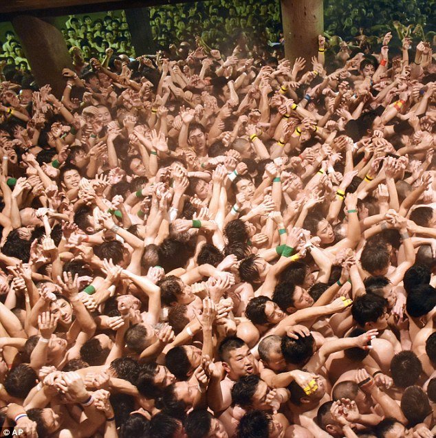 Χιλιάδες γυμνοί Γιαπωνέζοι έπαιξαν ξύλο σε ναό -Ενα παράξενο έθιμο [εικόνες] | iefimerida.gr 1