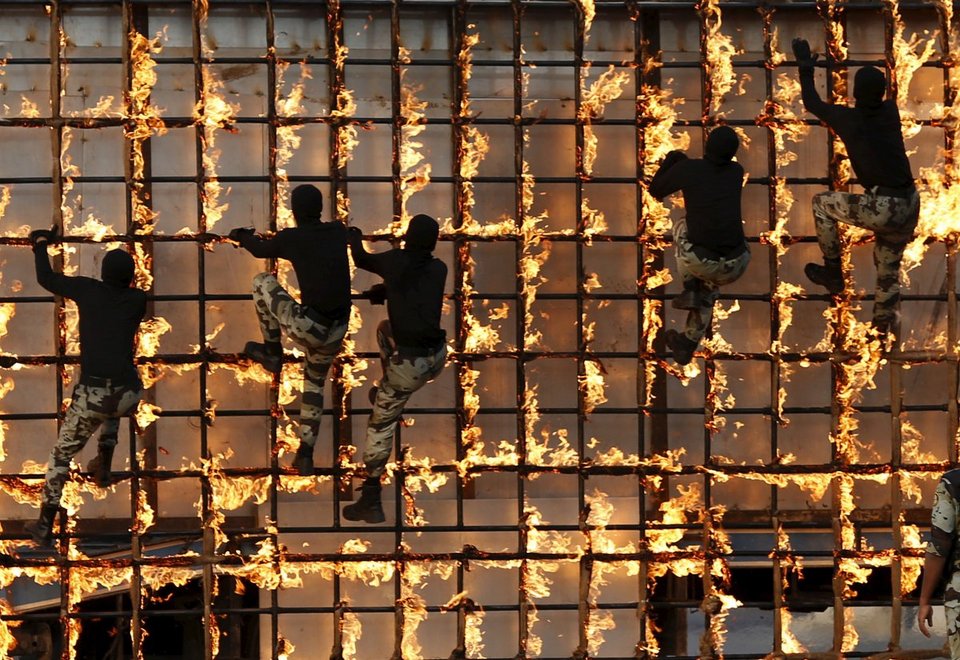 Τα πιο σκληρά στρατιωτικά γυμνάσια στον κόσμο -Πάγος, αίμα κόμπρας και φωτιές [εικόνες] | iefimerida.gr 19