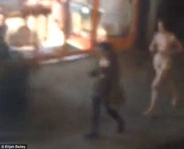 Η γυμνή δρομέας του Λονδίνου -Πέταξε τα ρούχα και βγήκε για τρέξιμο στις λεωφόρους [εικόνες & βίντεο] | iefimerida.gr 1