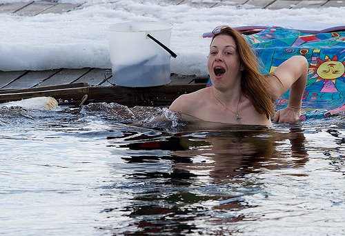 Γυμνή Ρωσίδα παίζει με τις φάλαινες στα παγωμένα νερά της Ανταρκτικής [εικόνα] | iefimerida.gr 5