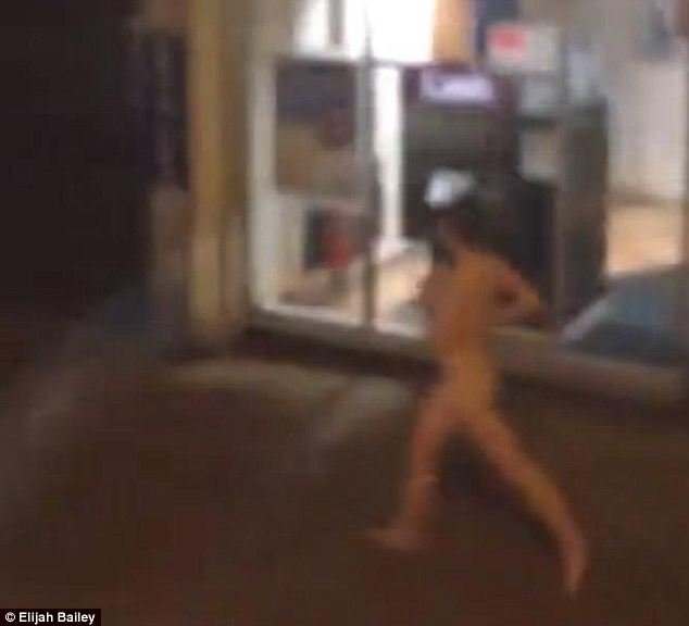 Η γυμνή δρομέας του Λονδίνου -Πέταξε τα ρούχα και βγήκε για τρέξιμο στις λεωφόρους [εικόνες & βίντεο] | iefimerida.gr 0