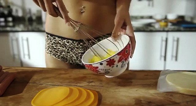 Η τολμηρή σεφ από την Αργεντινή -Παρουσιάζει ημίγυμνη συνταγές στο YouTube [εικόνες & βίντεο] | iefimerida.gr 2