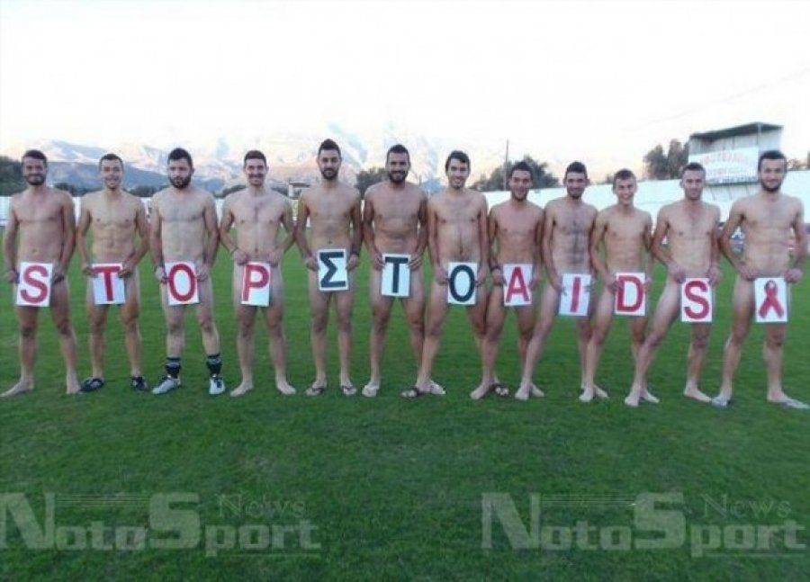 Ποδοσφαιριστές πέταξαν τα ρούχα τους και έκρυψαν τα επίμαχα σημεία με... πλακάτ [εικόνα] | iefimerida.gr 0