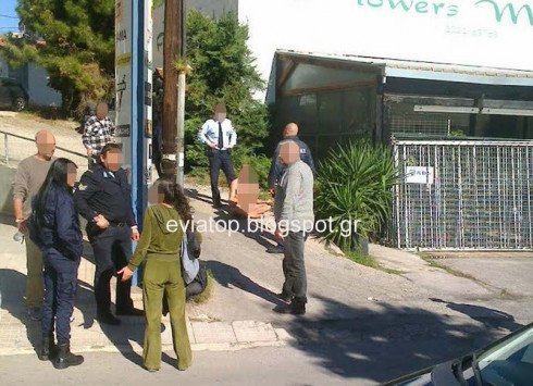 Αναστάτωση σε γειτονιά της Χαλκίδας: Ανδρας καθόταν γυμνός στον δρόμο και έκανε... διαλογισμό [εικόνα] | iefimerida.gr 0