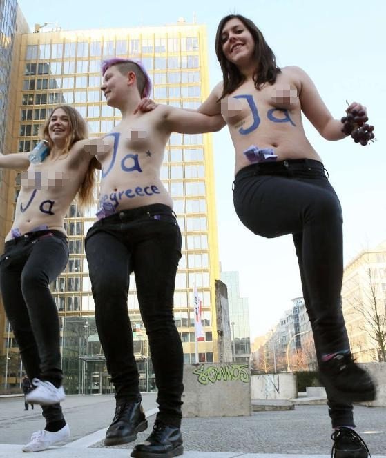 Γυμνόστηθες FEMEN έξω από τα γραφεία της Bild χορεύουν συρτάκι και πίνουν ούζο [εικόνες] | iefimerida.gr 6