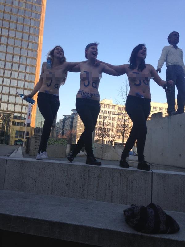 Γυμνόστηθες FEMEN έξω από τα γραφεία της Bild χορεύουν συρτάκι και πίνουν ούζο [εικόνες] | iefimerida.gr 5