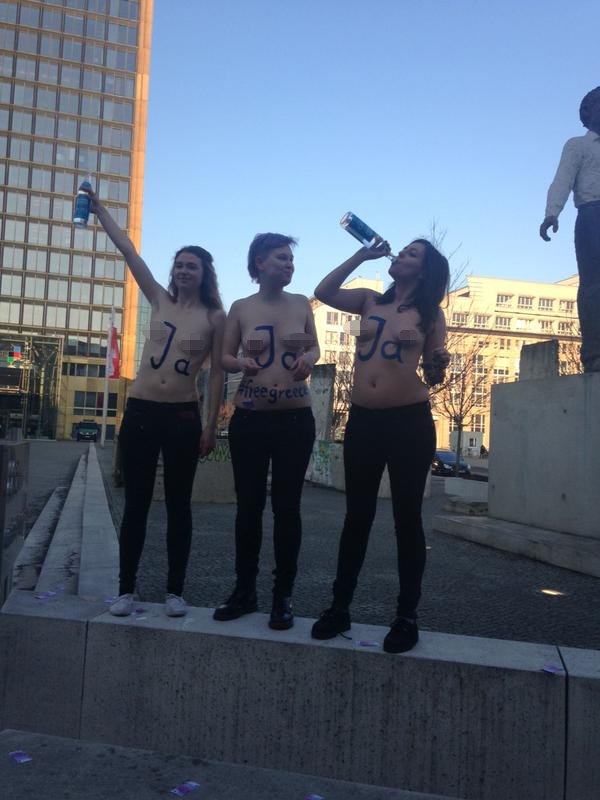 Γυμνόστηθες FEMEN έξω από τα γραφεία της Bild χορεύουν συρτάκι και πίνουν ούζο [εικόνες] | iefimerida.gr 0