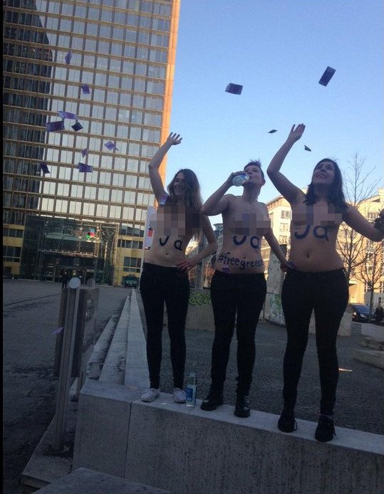Γυμνόστηθες FEMEN έξω από τα γραφεία της Bild χορεύουν συρτάκι και πίνουν ούζο [εικόνες] | iefimerida.gr 4