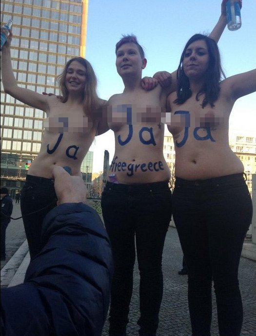 Γυμνόστηθες FEMEN έξω από τα γραφεία της Bild χορεύουν συρτάκι και πίνουν ούζο [εικόνες] | iefimerida.gr 3