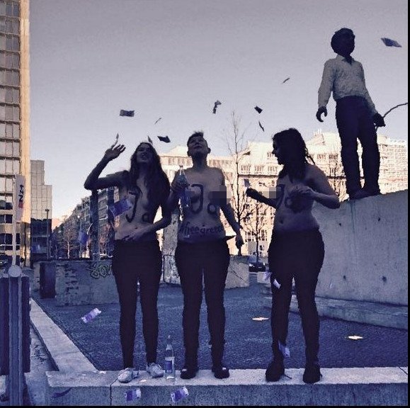 Γυμνόστηθες FEMEN έξω από τα γραφεία της Bild χορεύουν συρτάκι και πίνουν ούζο [εικόνες] | iefimerida.gr 2