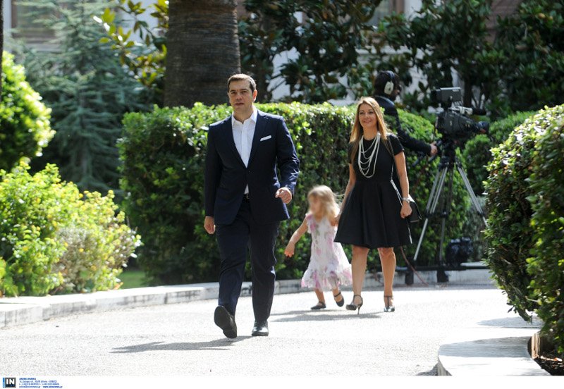 Σαρωτικές εμφανίσεις στην ορκωμοσία: Το θεόστενο φόρεμα της Τζάκρη, τα κόκκινα αξεσουάρ της Γεροβασίλη, η σικάτη Κουντουρά [εικόνες] | iefimerida.gr 16