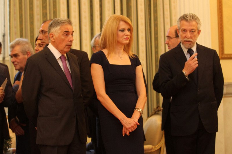 Σαρωτικές εμφανίσεις στην ορκωμοσία: Το θεόστενο φόρεμα της Τζάκρη, τα κόκκινα αξεσουάρ της Γεροβασίλη, η σικάτη Κουντουρά [εικόνες] | iefimerida.gr 11