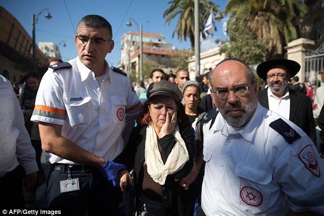 Ισραηλινοί αστυνομικοί πυροβολούν ανήλικες -Κυνηγούσαν με ψαλίδι ηλικιωμένους  [βίντεο] | iefimerida.gr 0