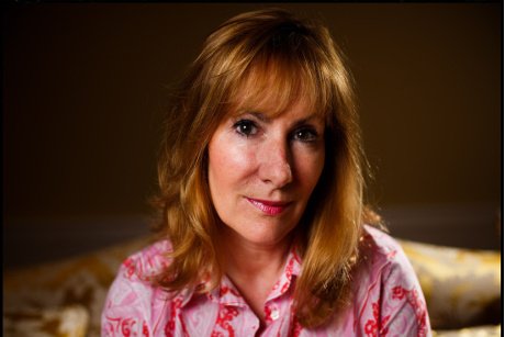 Yποψήφια ευρωβουλευτής με το κόμμα του Φάρατζ προτάσσει το ...μεσαίο δάχτυλο σε διαδηλωτές [εικόνες]  | iefimerida.gr 1