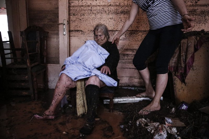 Καρέ καρέ ο δραματικός απεγκλωβισμός ηλικιωμένης από πλημμυρισμένο σπίτι [εικόνες] | iefimerida.gr 4