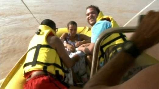 Η συγκλονιστική στιγμή της γέννησης ενός μωρού μέσα σε βάρκα διάσωσης στη πλημμυρισμένη Βραζιλία [εικόνα & βίντεο] | iefimerida.gr 0