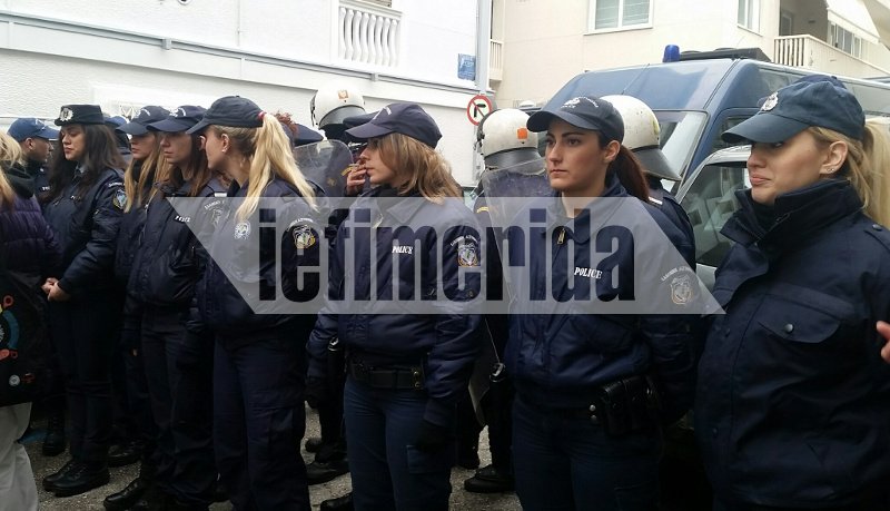 Η ΕΛ.ΑΣ. έβαλε γυναίκες αστυνομικούς στην πρώτη γραμμή της πορείας για να μπλοκάρουν τους διαδηλωτές [εικόνες] | iefimerida.gr 3