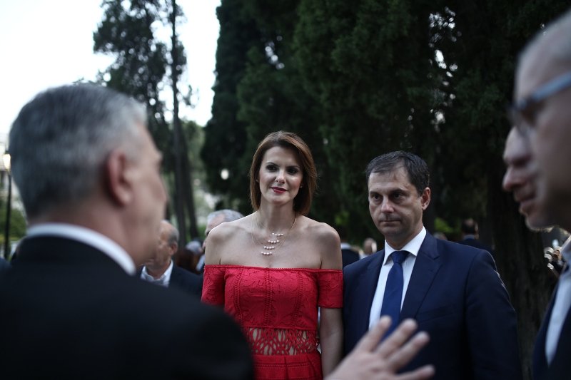 Η Κατερίνα Μάρκου στα κόκκινα, οι κυρίες με τα μαύρα και οι βουλευτίνες με τα έξαλλα ντυσίματα -Ολα όσα έγιναν χθες στους κήπους του Προεδρικού Μεγάρου [εικόνες] | iefimerida.gr 5