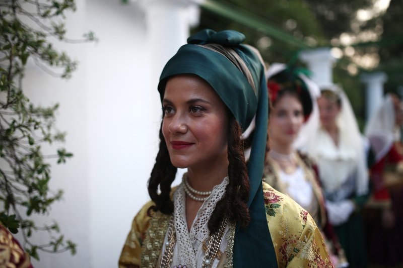 Η Κατερίνα Μάρκου στα κόκκινα, οι κυρίες με τα μαύρα και οι βουλευτίνες με τα έξαλλα ντυσίματα -Ολα όσα έγιναν χθες στους κήπους του Προεδρικού Μεγάρου [εικόνες] | iefimerida.gr 35