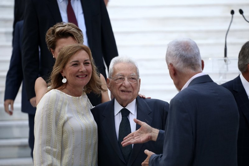 Η Κατερίνα Μάρκου στα κόκκινα, οι κυρίες με τα μαύρα και οι βουλευτίνες με τα έξαλλα ντυσίματα -Ολα όσα έγιναν χθες στους κήπους του Προεδρικού Μεγάρου [εικόνες] | iefimerida.gr 30