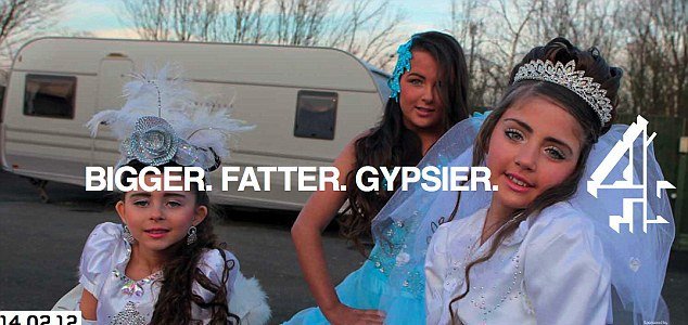 Αυτά είναι τα πόστερ με τις 15χρονες τσιγγάνες που απαγορεύτηκαν [εικόνες+βίντεο] | iefimerida.gr 1