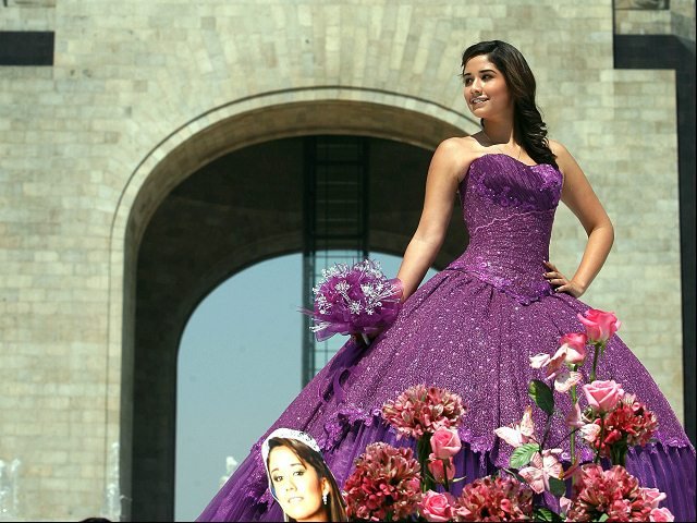 Οταν οι Μεξικάνες γίνονται 15 ετών: Τιάρες, χλιδάτα πάρτι, λιμουζίνες και πολύ... κιτς [εικόνες] | iefimerida.gr 1