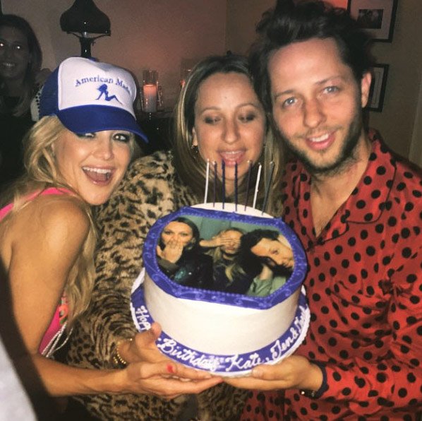 «Καυτό χάος»: Η Κέιτ Χάντσον με ροζ ζαρτιέρες ξεσαλώνει στο πάρτι των γενεθλίων της [εικόνες]  | iefimerida.gr 4