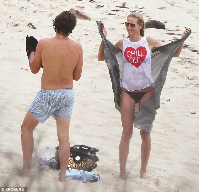 Η Χάιντι Κλουμ ερωτοτροπεί φορώντας ένα βρεγμένο μπλουζάκι [εικόνες]  | iefimerida.gr 1