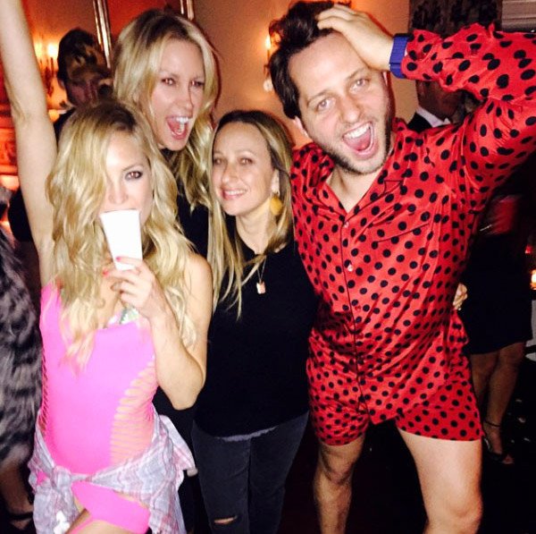 «Καυτό χάος»: Η Κέιτ Χάντσον με ροζ ζαρτιέρες ξεσαλώνει στο πάρτι των γενεθλίων της [εικόνες]  | iefimerida.gr 5