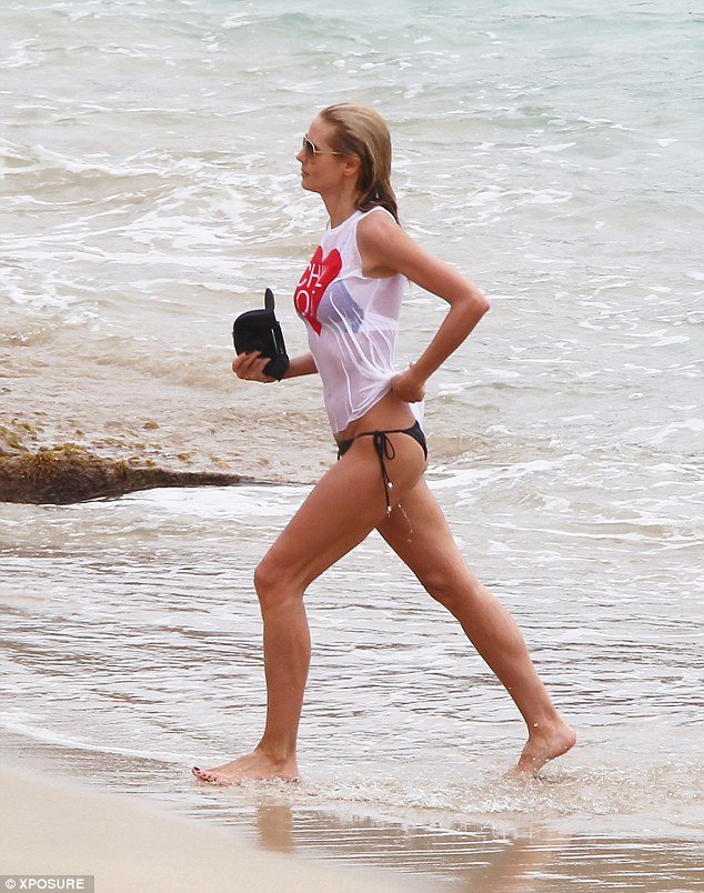 Η Χάιντι Κλουμ ερωτοτροπεί φορώντας ένα βρεγμένο μπλουζάκι [εικόνες]  | iefimerida.gr 2