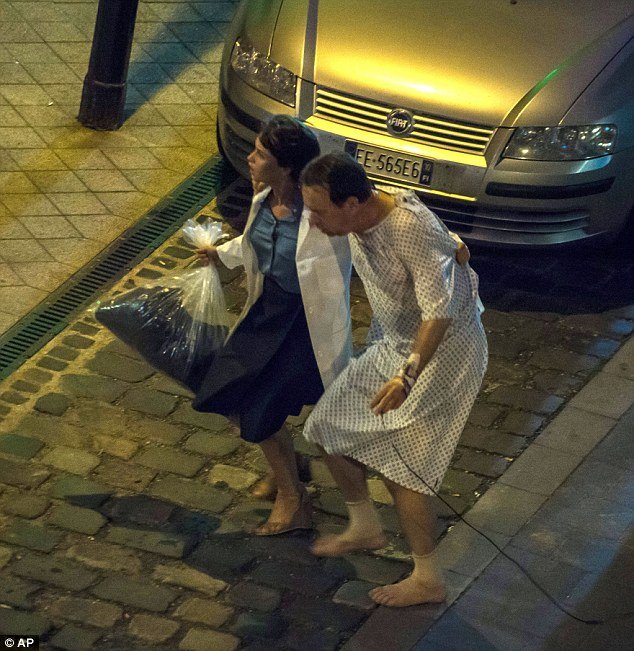 Ο Τομ Χανκς με νοσοκομειακή ρόμπα τρέχει στους δρόμους της Βουδαπέστης [εικόνες]  | iefimerida.gr 1