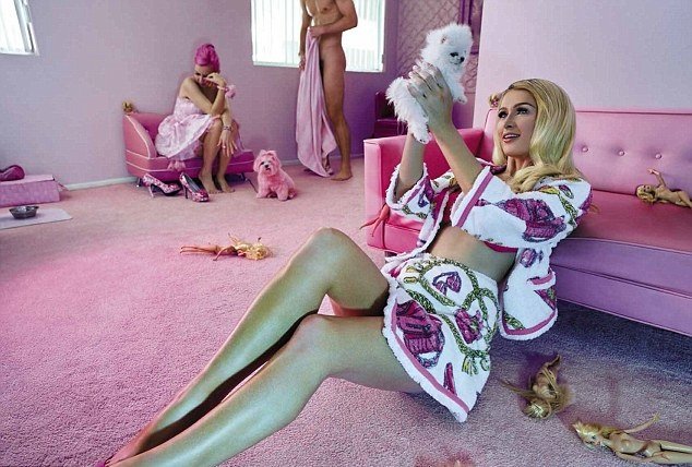H Πάρις Χίλτον ποζάρει ως άτακτη Barbie δίπλα στον γυμνό Κεν [εικόνες]  | iefimerida.gr 1