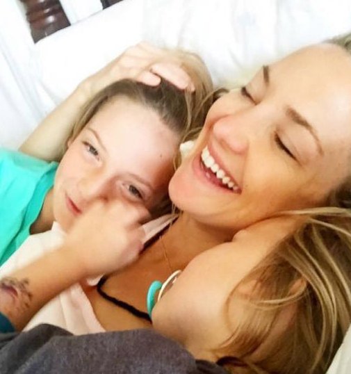 «Καυτό χάος»: Η Κέιτ Χάντσον με ροζ ζαρτιέρες ξεσαλώνει στο πάρτι των γενεθλίων της [εικόνες]  | iefimerida.gr 6