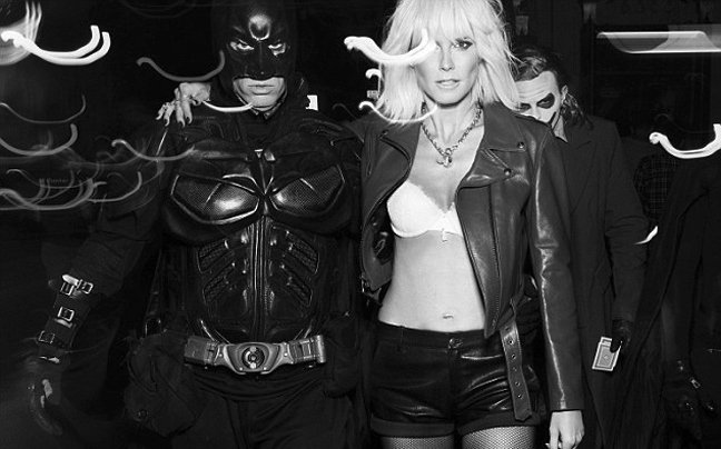 Χαίντι Κλούμ: O πρώην άγγελος αγρίεψε - Φοράει ζαρτιέρες και προκαλεί [εικόνες]  | iefimerida.gr 0