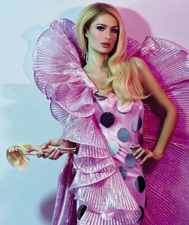 H Πάρις Χίλτον ποζάρει ως άτακτη Barbie δίπλα στον γυμνό Κεν [εικόνες]  | iefimerida.gr 3