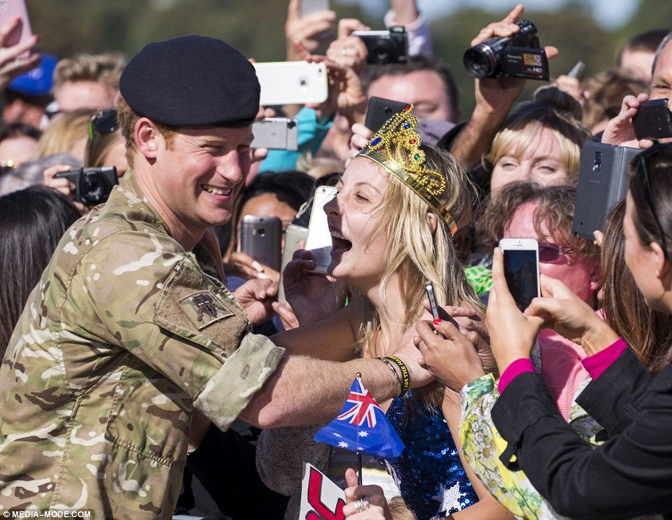 Η ξανθιά που τον φίλησε και ζήτησε σε γάμο τον Χάρι [εικόνες] | iefimerida.gr 3