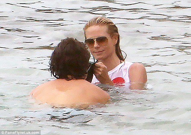 Η Χάιντι Κλουμ ερωτοτροπεί φορώντας ένα βρεγμένο μπλουζάκι [εικόνες]  | iefimerida.gr 0