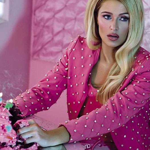 H Πάρις Χίλτον ποζάρει ως άτακτη Barbie δίπλα στον γυμνό Κεν [εικόνες]  | iefimerida.gr 4