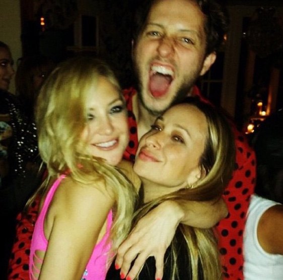 «Καυτό χάος»: Η Κέιτ Χάντσον με ροζ ζαρτιέρες ξεσαλώνει στο πάρτι των γενεθλίων της [εικόνες]  | iefimerida.gr 2