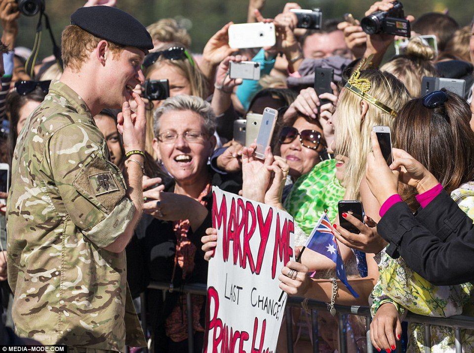 Η ξανθιά που τον φίλησε και ζήτησε σε γάμο τον Χάρι [εικόνες] | iefimerida.gr 4
