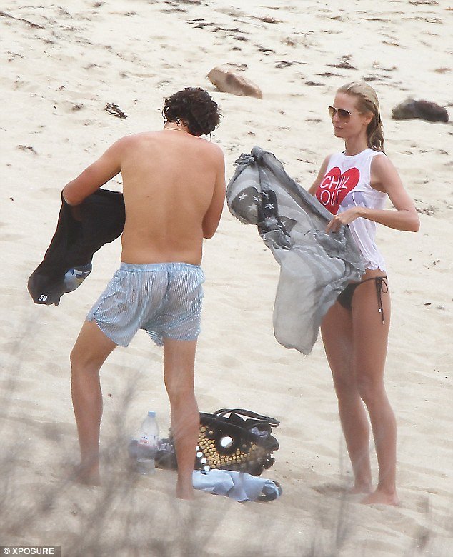 Η Χάιντι Κλουμ ερωτοτροπεί φορώντας ένα βρεγμένο μπλουζάκι [εικόνες]  | iefimerida.gr 4