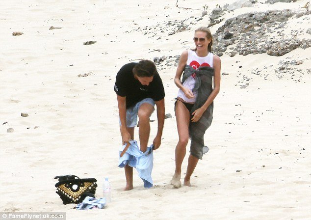 Η Χάιντι Κλουμ ερωτοτροπεί φορώντας ένα βρεγμένο μπλουζάκι [εικόνες]  | iefimerida.gr 5