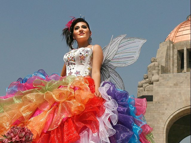 Οταν οι Μεξικάνες γίνονται 15 ετών: Τιάρες, χλιδάτα πάρτι, λιμουζίνες και πολύ... κιτς [εικόνες] | iefimerida.gr 0